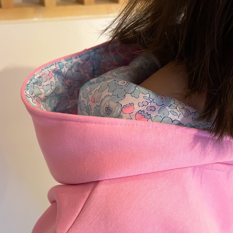 Sweat à capuche rose bonbon et liberty Betsy kiss motif "Vacancière" – Image 4