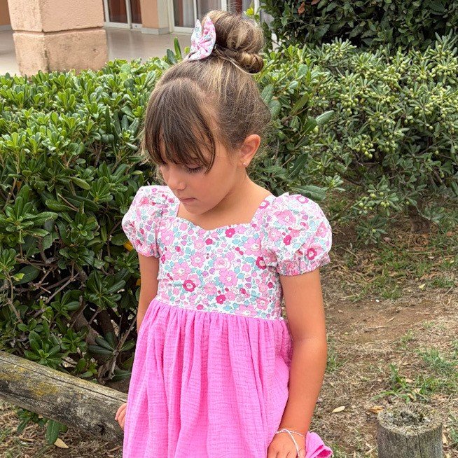 Robe Madeleine Betsy pétale irisé et gaze rose bonbon – Image 2
