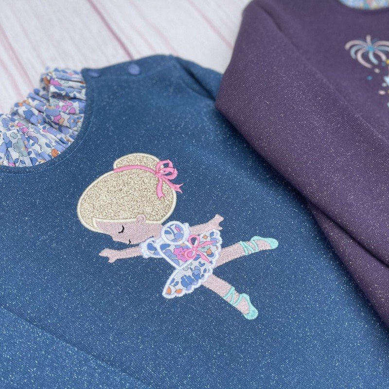 Sweat molletonné pailleté bleu orage et liberty Betsy lavender broderie Danseuse – Image 2