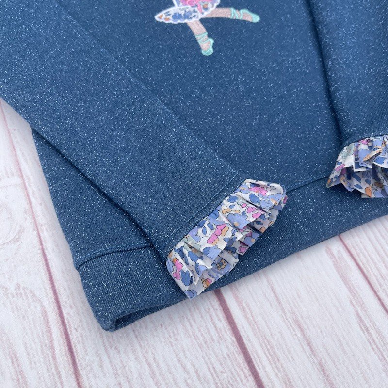 Sweat molletonné pailleté bleu orage et liberty Betsy lavender broderie Danseuse – Image 3