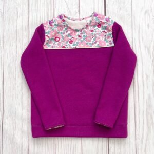 Sweat molleton magenta pailleté et Liberty Betsy pétale irisé